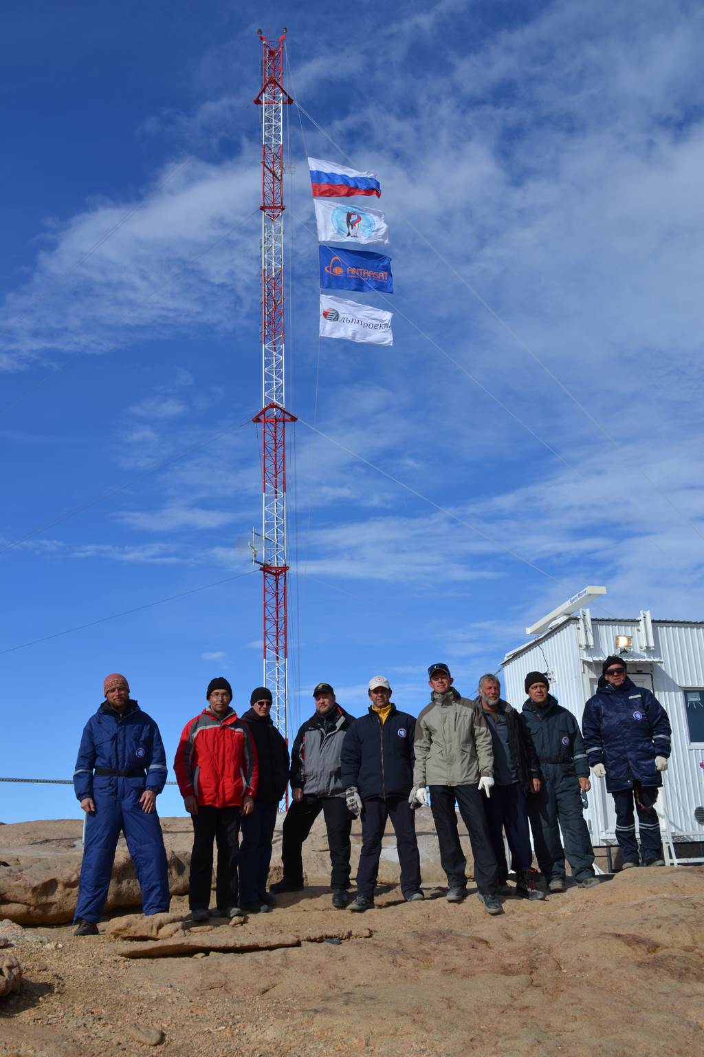 Мачта связи на полярной станции «Прогресс» в Антарктиде